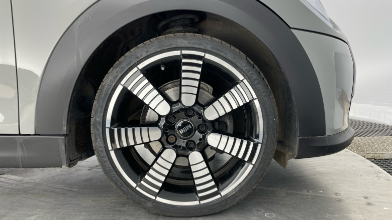 MINI Hatchback 1.5 Cooper Exclusive 5dr Auto [Comfort/Nav Pack] Petrol Hatchback